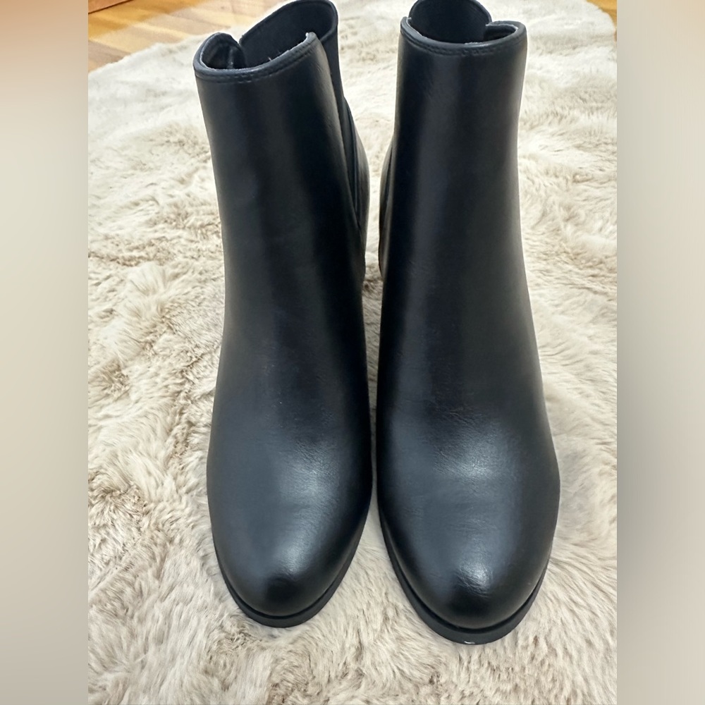 Black woman’s ankle boot size 7.5 brand new!